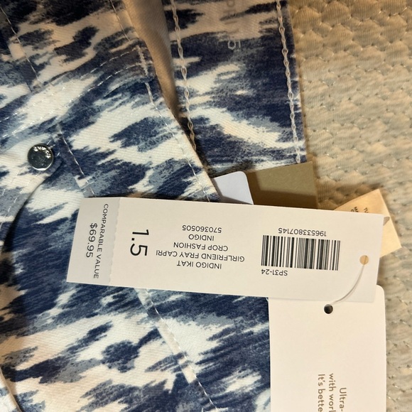 Chico’s Indigo Ikat Fray Hem Girlfriend Capri Jeans Size 1.5 New with tags - Picture 3 of 5
